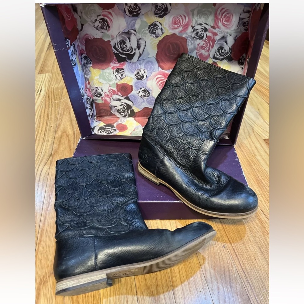 Ladies Lucky Brand Afina Mermaid Black Leather Scallop Mid Calf Boots Size 8M